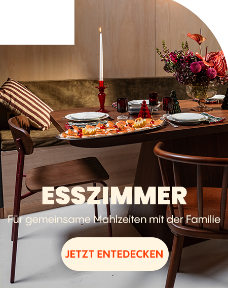 Gedeckter Esstisch mit Tellern, Gläsern, Kerzen und einem Blumenstrauß in einer warmen Atmosphäre